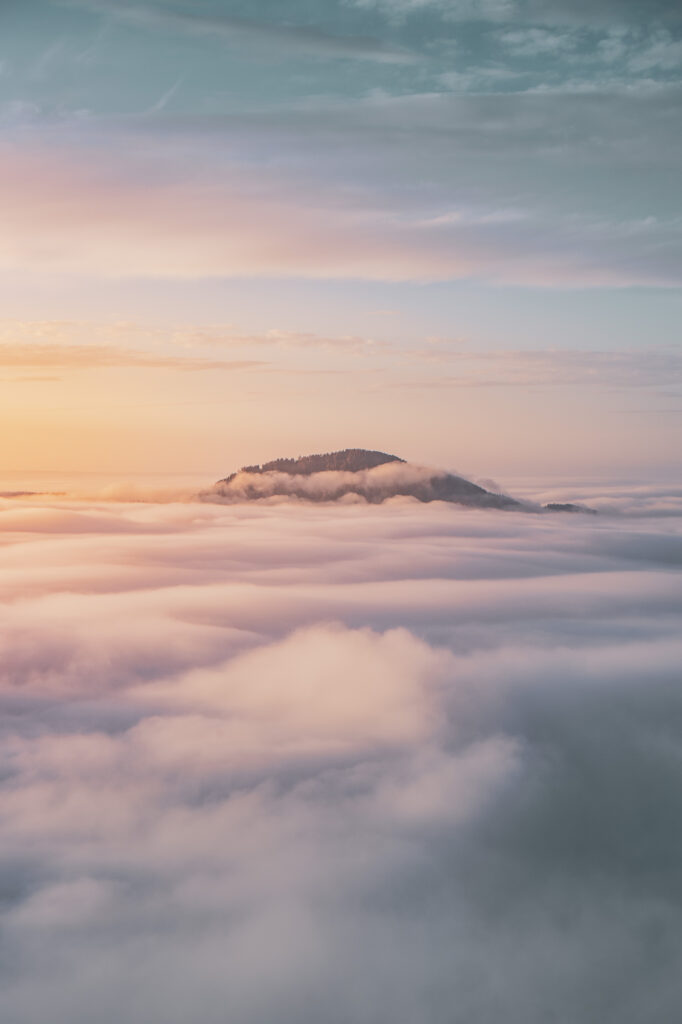 Sonnenaufgang und Nebelstimmung am Röthelstein in der Steiermark, Österreich