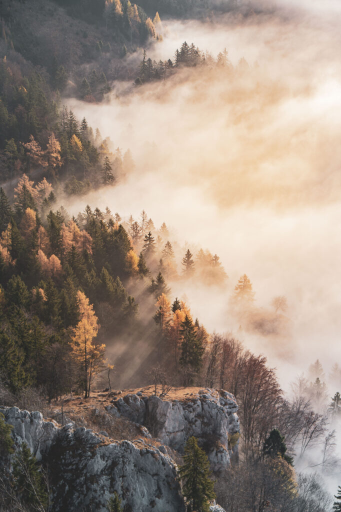 Sonnenaufgang und Nebelstimmung am Röthelstein in der Steiermark, Österreich