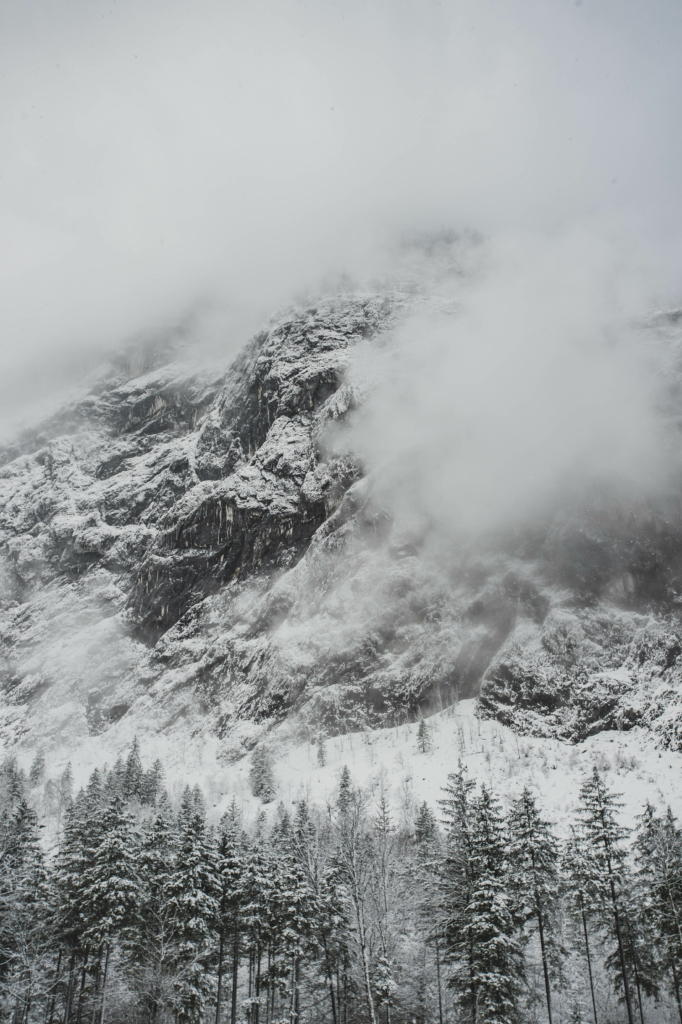 Winterlicher Bluntausee im Bluntautal im Salzburger Tennengebirge bei Golling an der Salzach.