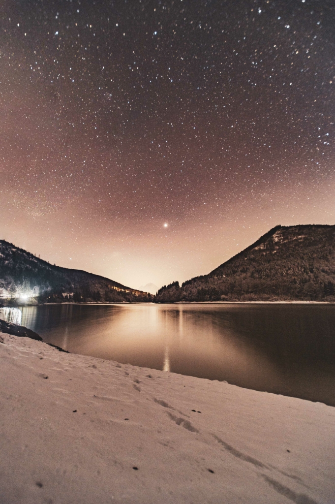 Sternenhimmerl über dem winterlichen Wiestalstausee im Salzburger Land, in den Salzkammergut-Bergen, Salzburg, Österreich.