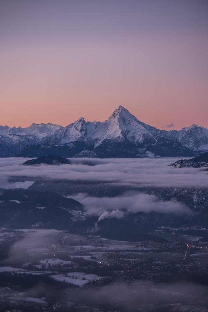 Blick auf den verschneiten Watzmann vom Salzburger Gaisberg, Salzburg, Österreich.
