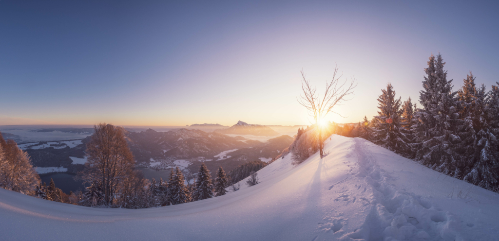 Sonnenaufgang am Filbling; Salzkammergut Alpen bei Fuschl am See mit Blick auf den winterlichen Fuschlsee und die aufgehende Sonne.