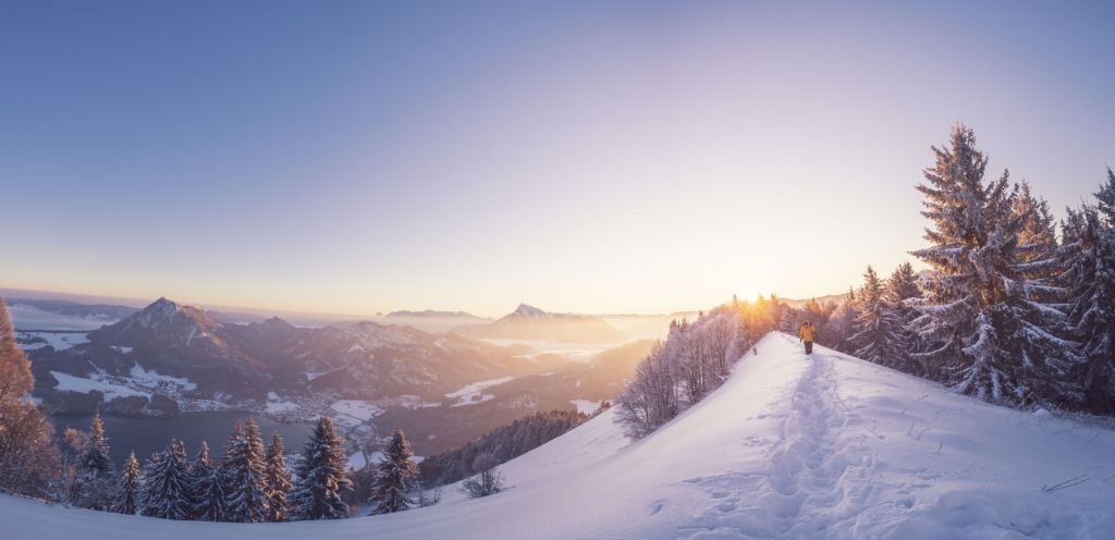 Sonnenaufgang am Filbling; Salzkammergut Alpen bei Fuschl am See mit Blick auf den winterlichen Fuschlsee und die aufgehende Sonne.