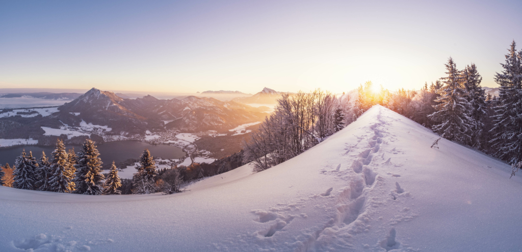 Sonnenaufgang am Filbling; Salzkammergut Alpen bei Fuschl am See mit Blick auf den winterlichen Fuschlsee und die aufgehende Sonne.