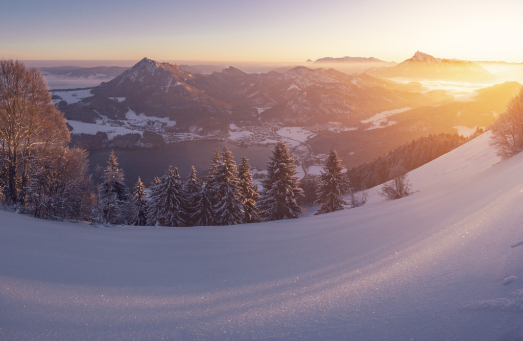 Sonnenaufgang am Filbling; Salzkammergut Alpen bei Fuschl am See mit Blick auf den winterlichen Fuschlsee und die aufgehende Sonne.