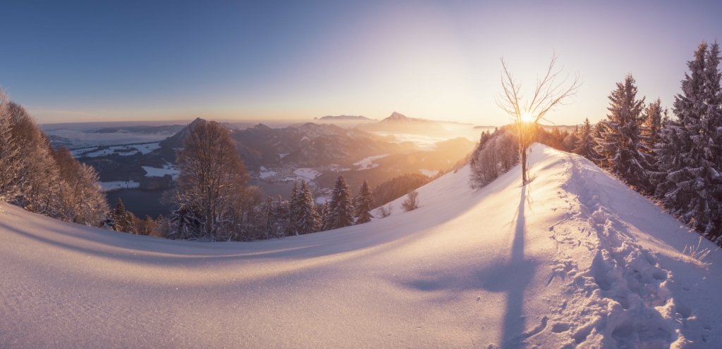 Sonnenaufgang am Filbling; Salzkammergut Alpen bei Fuschl am See mit Blick auf den winterlichen Fuschlsee und die aufgehende Sonne.