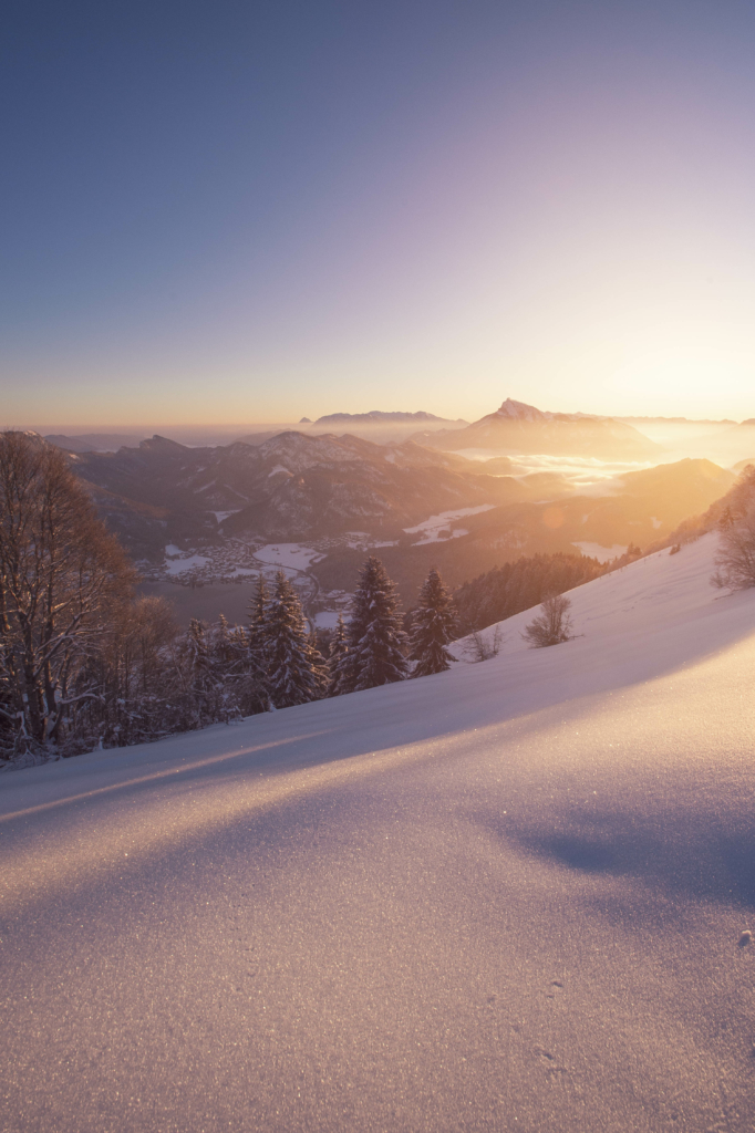 Sonnenaufgang am Filbling; Salzkammergut Alpen bei Fuschl am See mit Blick auf den winterlichen Fuschlsee und die aufgehende Sonne.