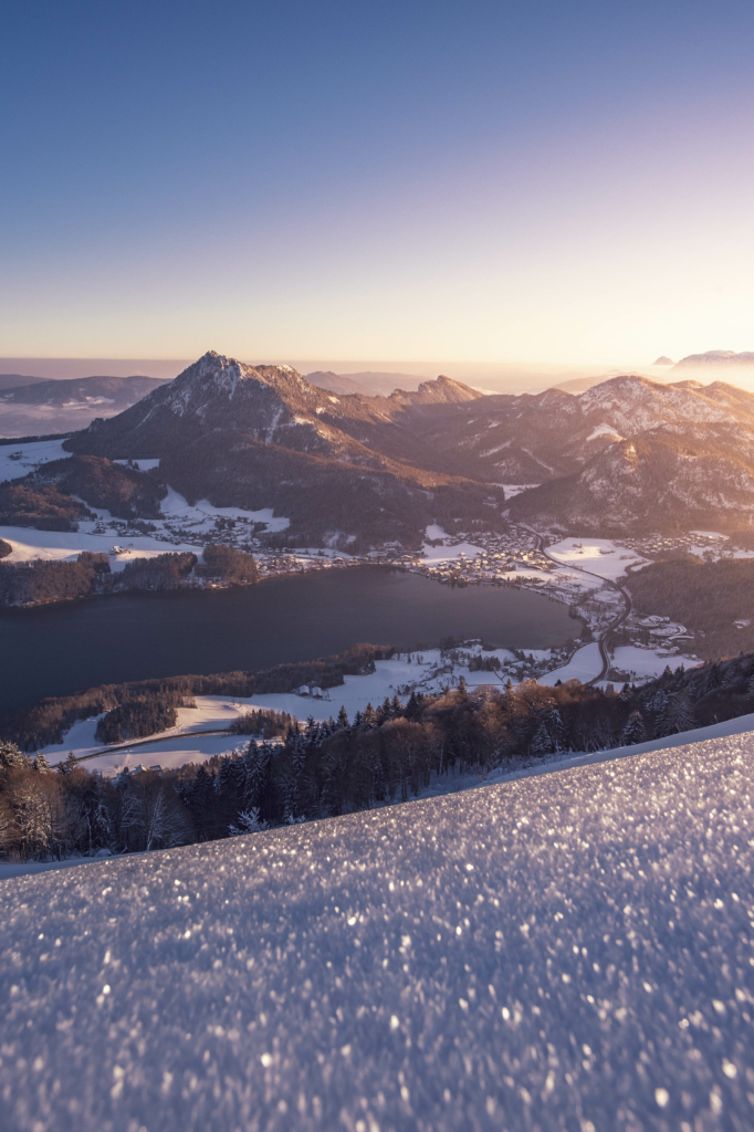 Sonnenaufgang am Filbling; Salzkammergut Alpen bei Fuschl am See mit Blick auf den winterlichen Fuschlsee und die aufgehende Sonne.