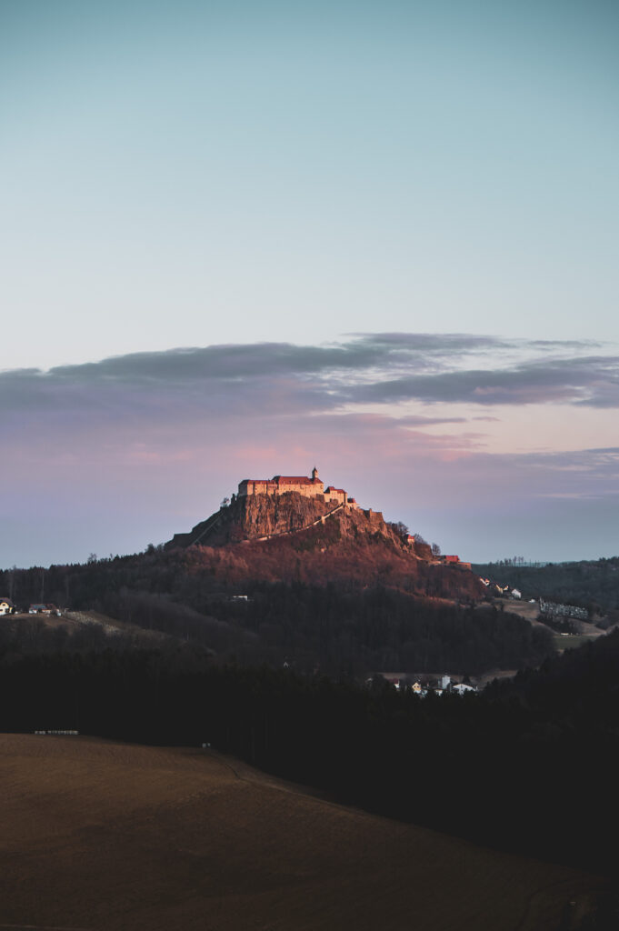Sternennacht, Nachthimmel über Riegersburg in der Südoststeiermark, Steiermark.