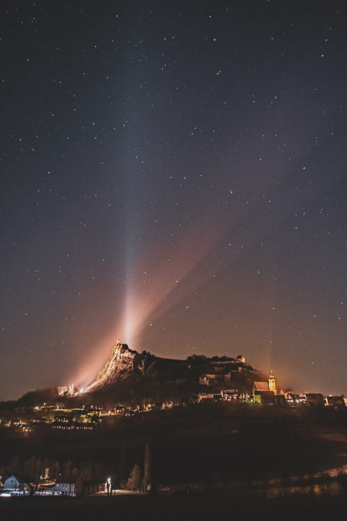 Sternennacht, Nachthimmel über Riegersburg in der Südoststeiermark, Steiermark.