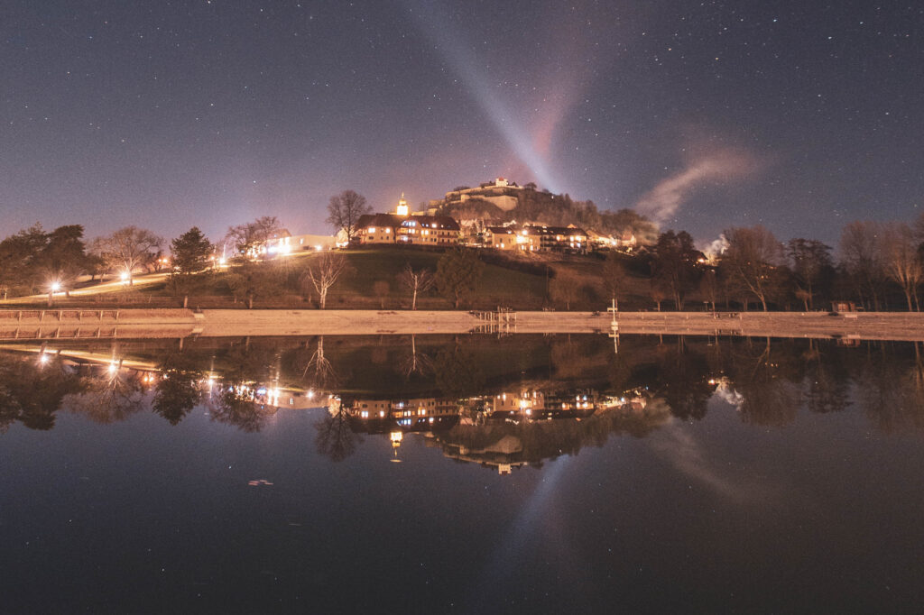 Sternennacht, Nachthimmel über Riegersburg in der Südoststeiermark, Steiermark.