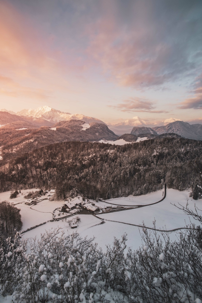 Sonnenaufgang auf den Barmsteinen von Hallein im Winter, Neuschnee, Salzburgerland.