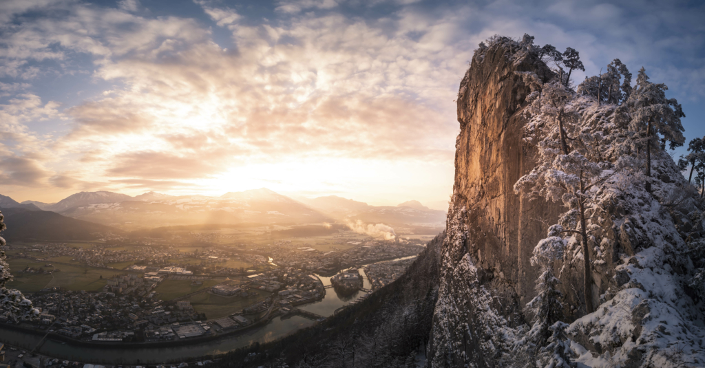 Sonnenaufgang auf den Barmsteinen von Hallein im Winter, Neuschnee, Salzburgerland.