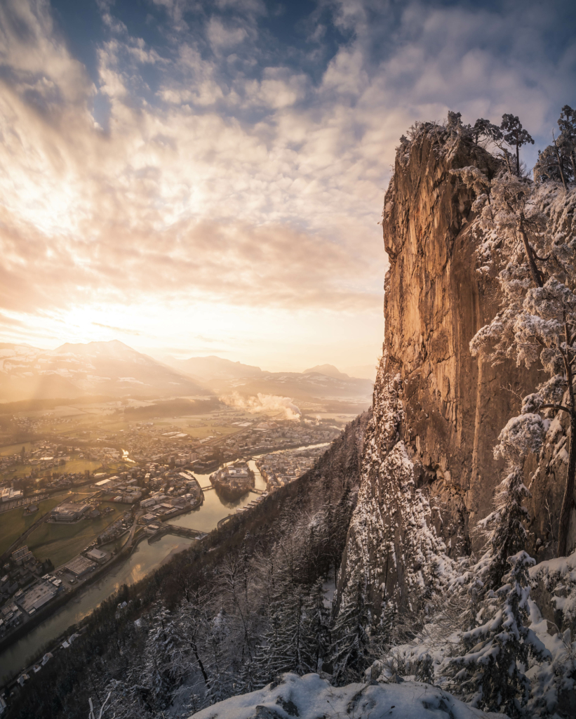 Sonnenaufgang auf den Barmsteinen von Hallein im Winter, Neuschnee, Salzburgerland.