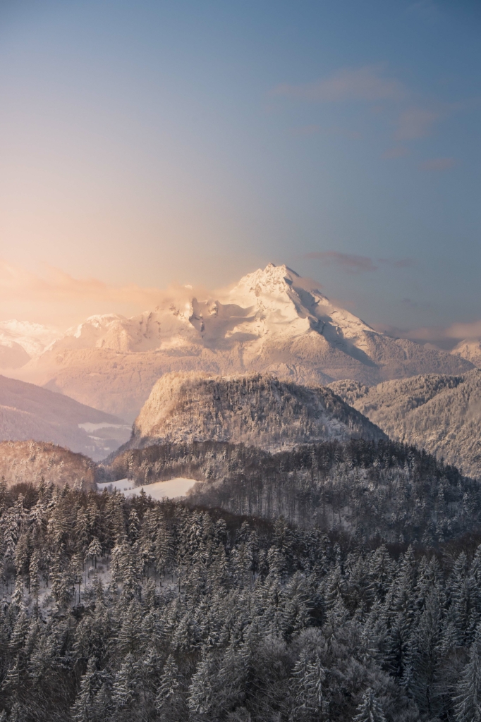Sonnenaufgang auf den Barmsteinen von Hallein im Winter, Neuschnee, Salzburgerland.