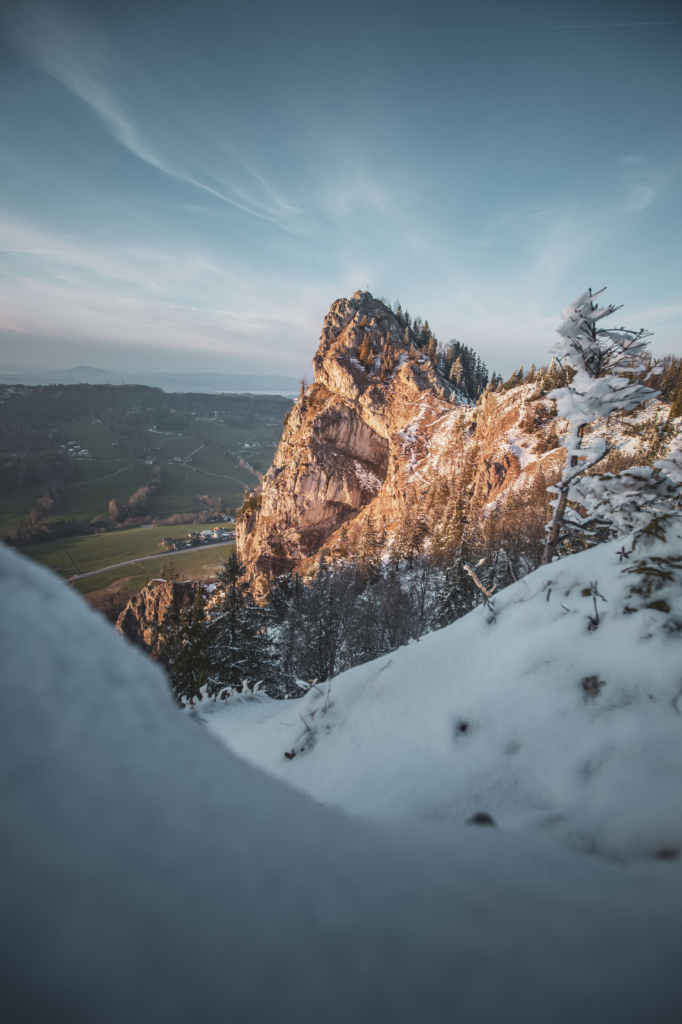 Der eingeschneite Salzburger Nockstein am Fuße des Gaisberges in Salzburg, Österreich.