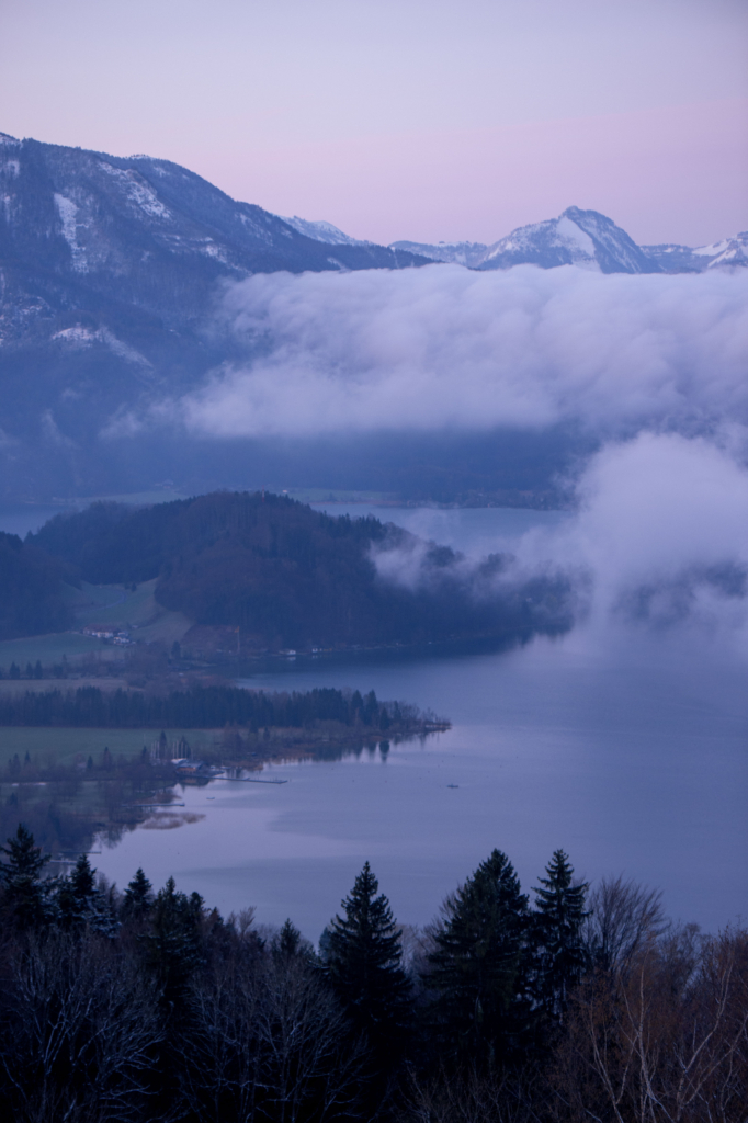 Sonnenaufgang über dem Mondsee an der Grenze von Oberösterreich und Salzburg in Österreich.