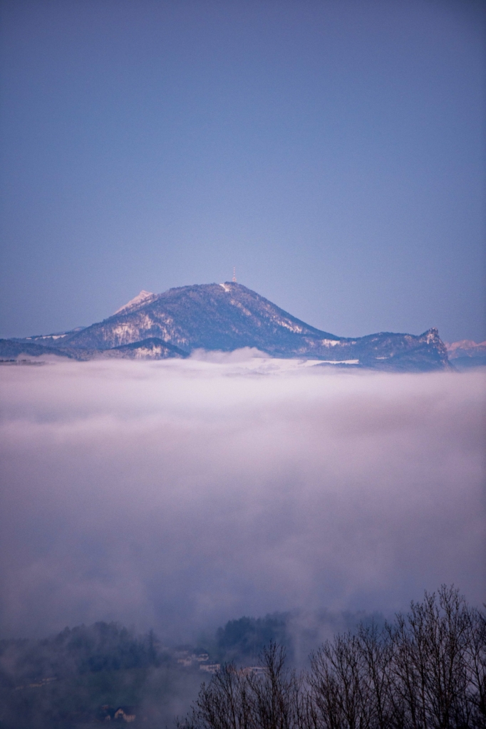 Sonnenaufgang über dem Mondsee an der Grenze von Oberösterreich und Salzburg in Österreich.