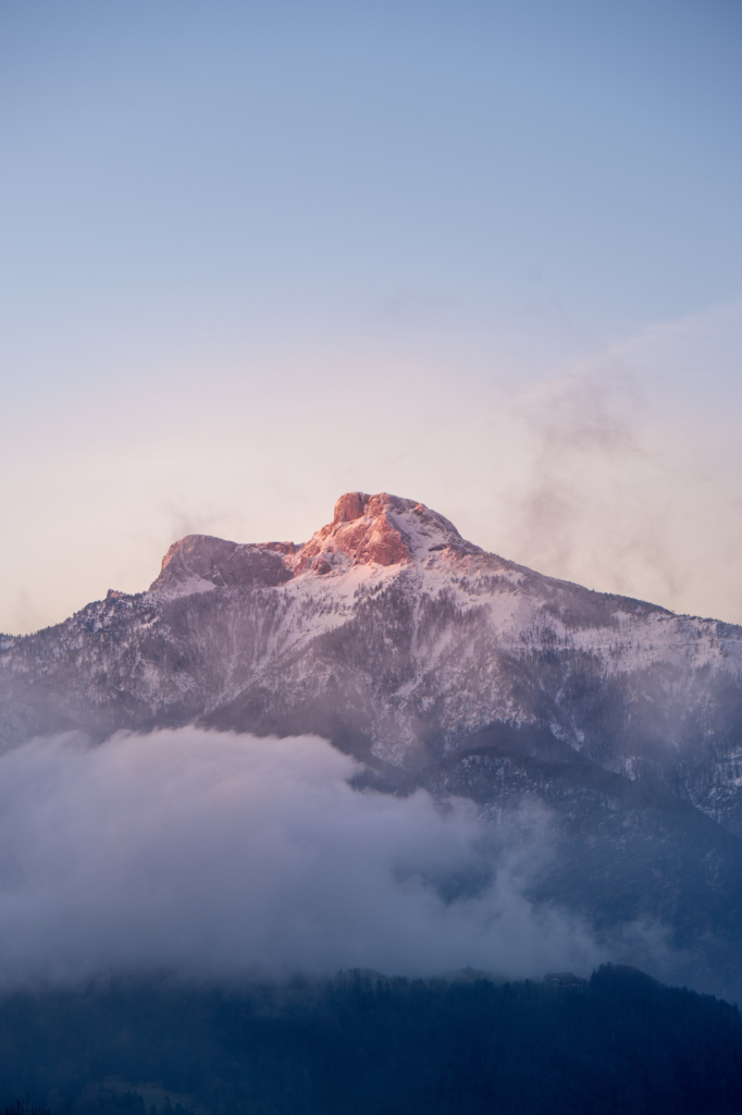Sonnenaufgang über dem Mondsee an der Grenze von Oberösterreich und Salzburg in Österreich.