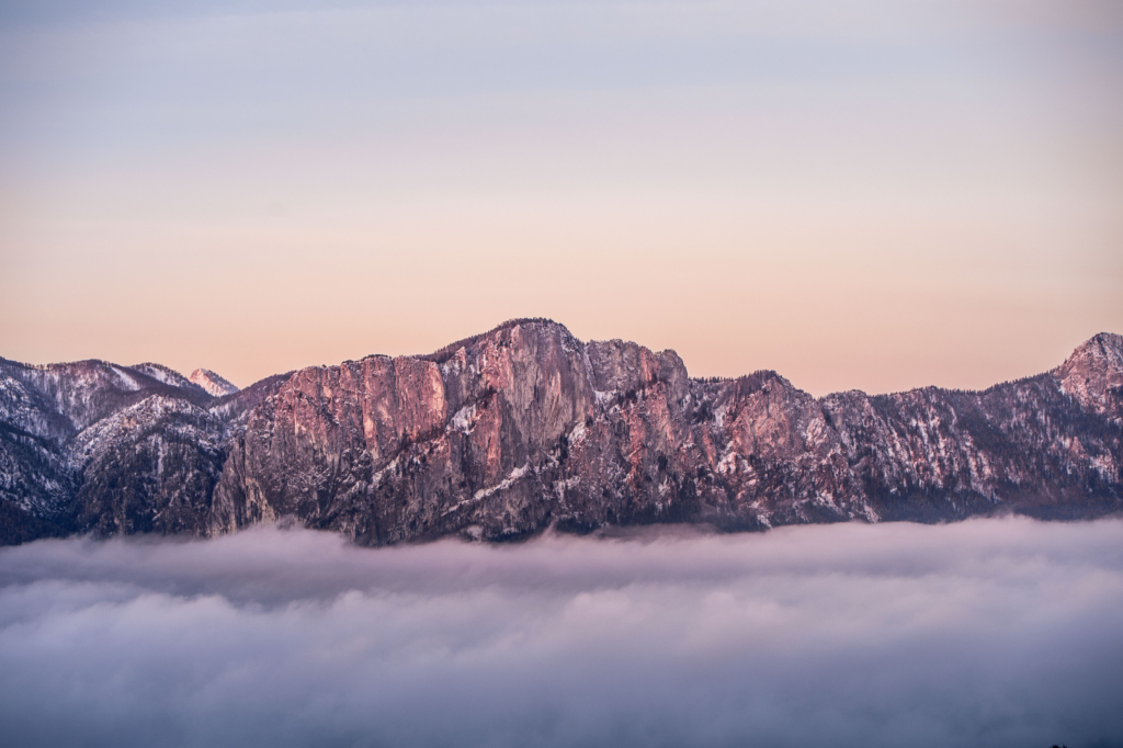 Sonnenaufgang über dem Mondsee an der Grenze von Oberösterreich und Salzburg in Österreich.