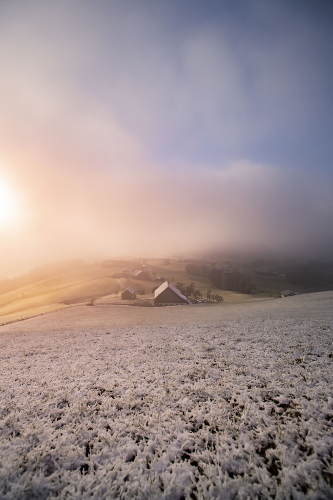 Sonnenaufgang und Nebelstimmung über dem "Mondseeland" in der Nähe des Mondsees an der grenze von Oberösterreich und Salzburg, Österreich.