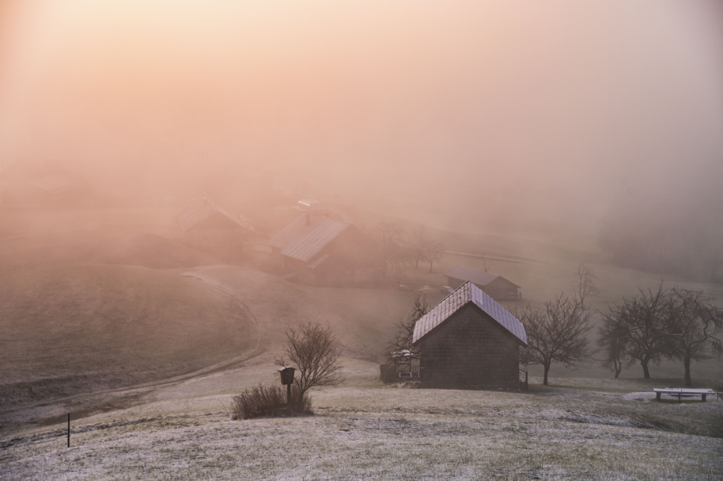 Sonnenaufgang und Nebelstimmung über dem "Mondseeland" in der Nähe des Mondsees an der grenze von Oberösterreich und Salzburg, Österreich.