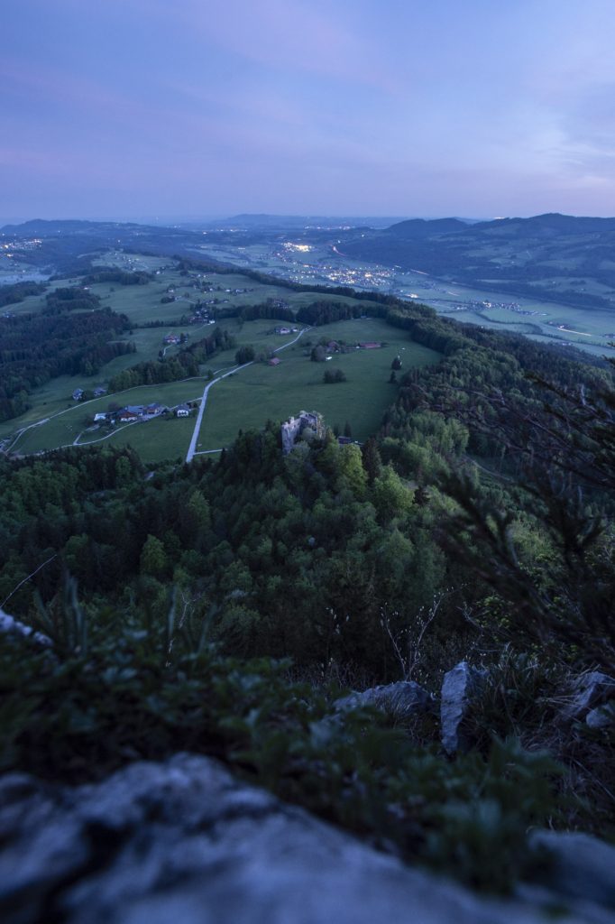 Die Ruine Wartenfels am Fuße des Schobers in den Salzkammergut-Bergen an der Grenze von Oberösterreich und Salzburg, Österreich.
