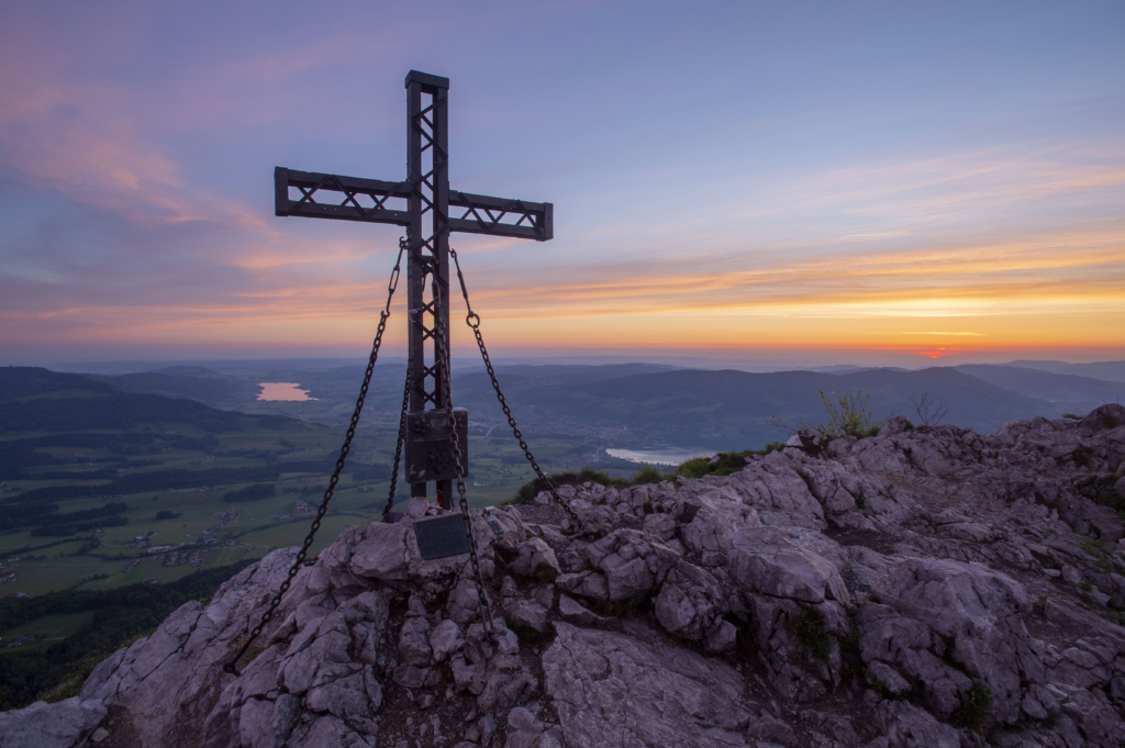 Das Gipfelkreuz am Schober in den Salzkammergut-Bergen an der Grenze von Oberösterreich und Salzburg, Österreich.