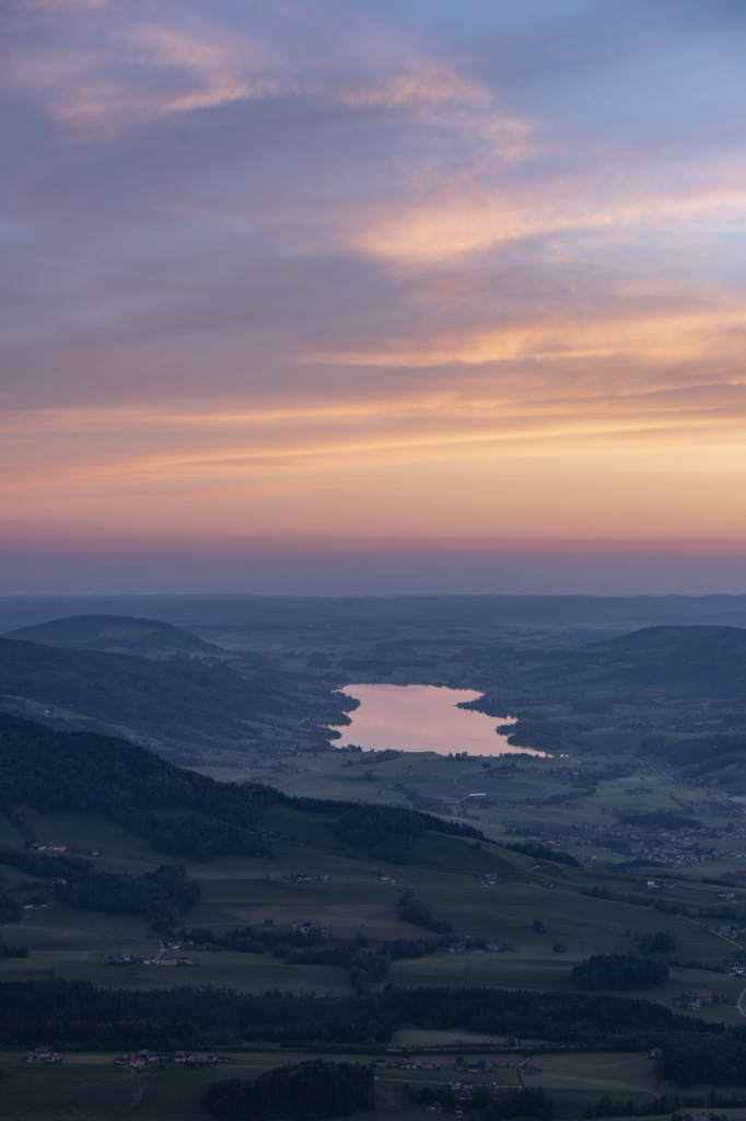 Blick auf Irrsee vom Schober in den Salzkammergut-Bergen an der Grenze von Oberösterreich und Salzburg, Österreich.