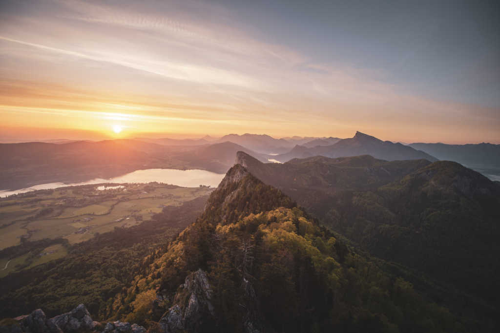 Frühlingshafter Sonnenaufgang mit Blick auf die Drachenwand und Mondsee am Schober in den Salzkammergut-Bergen an der Grenze von Oberösterreich und Salzburg, Österreich.