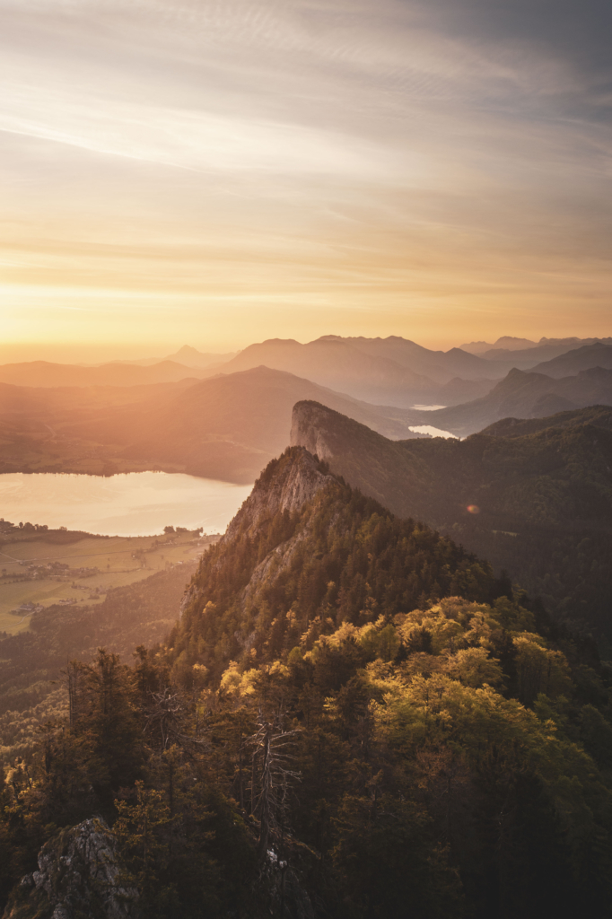 Frühlingshafter Sonnenaufgang mit Blick auf die Drachenwand und Mondsee am Schober in den Salzkammergut-Bergen an der Grenze von Oberösterreich und Salzburg, Österreich.