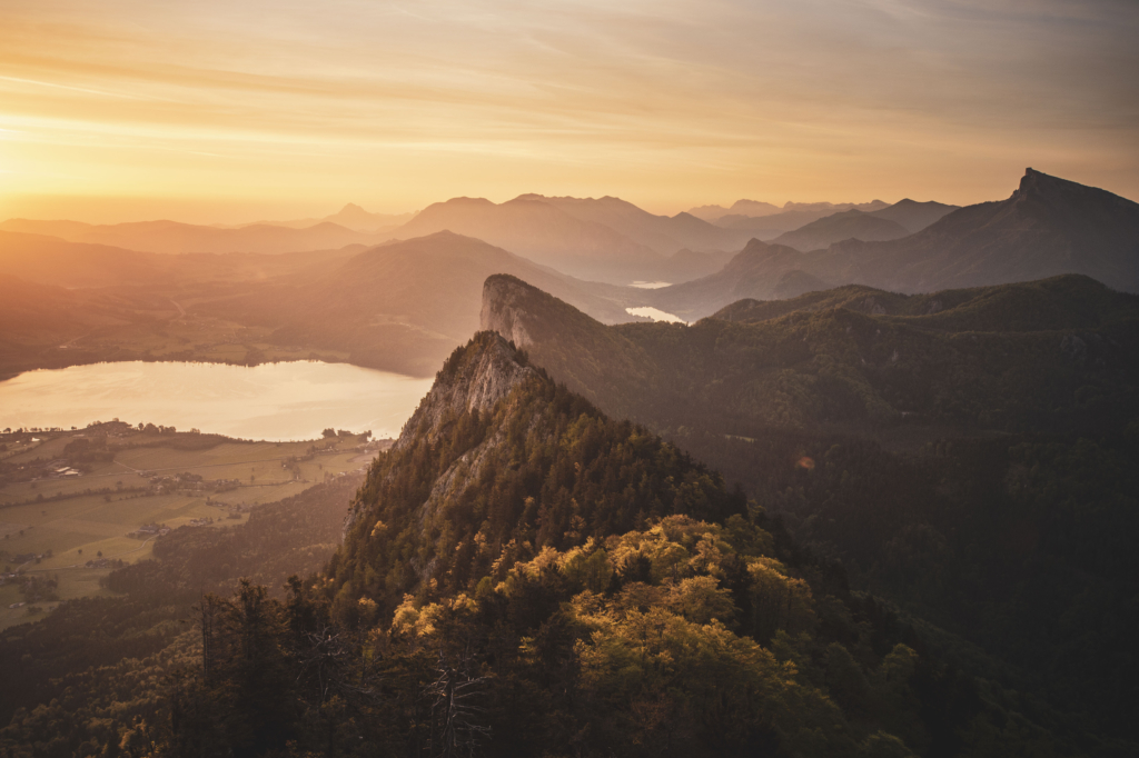 Frühlingshafter Sonnenaufgang mit Blick auf die Drachenwand und Mondsee am Schober in den Salzkammergut-Bergen an der Grenze von Oberösterreich und Salzburg, Österreich.