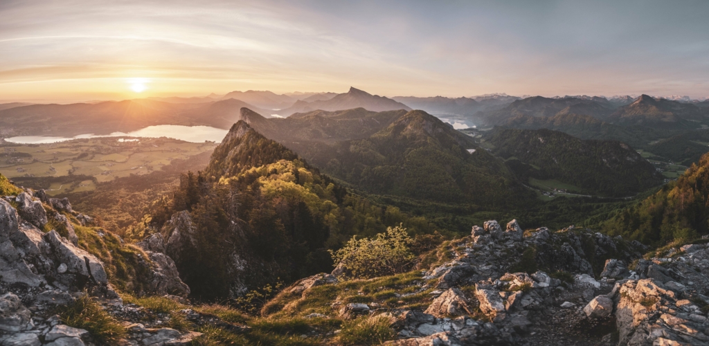 Frühlingshafter Sonnenaufgang mit Blick auf die Drachenwand und Mondsee am Schober in den Salzkammergut-Bergen an der Grenze von Oberösterreich und Salzburg, Österreich.