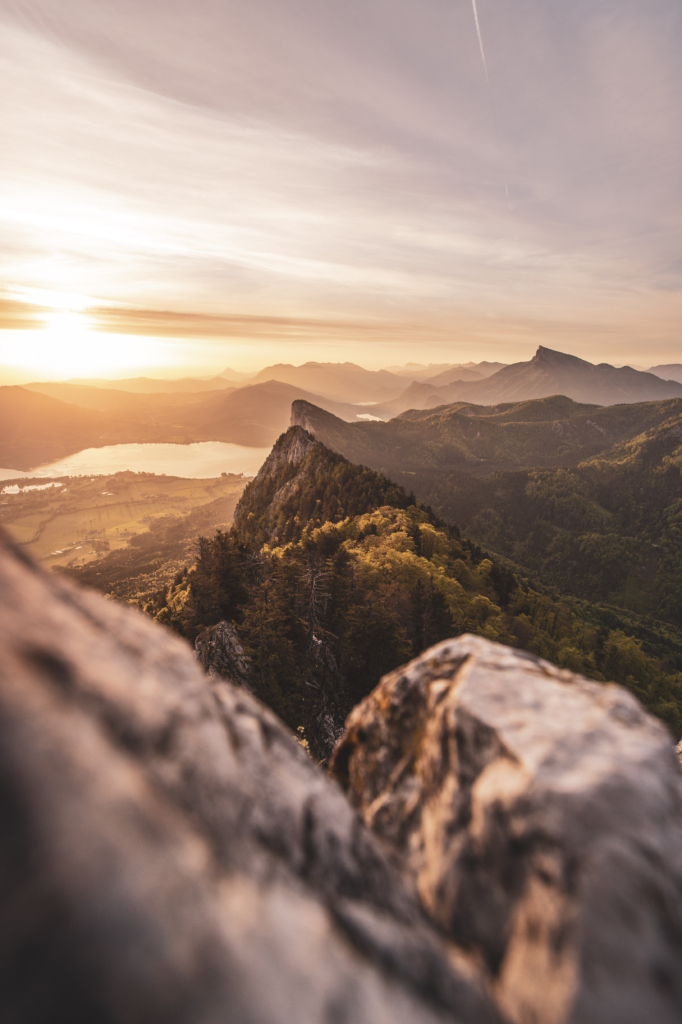 Frühlingshafter Sonnenaufgang mit Blick auf die Drachenwand und Mondsee am Schober in den Salzkammergut-Bergen an der Grenze von Oberösterreich und Salzburg, Österreich.