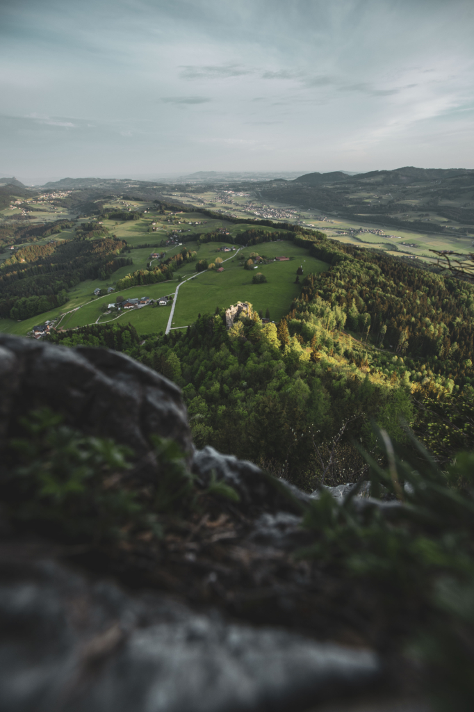 Die Ruine Wartenfels am Fuße des Schobers in den Salzkammergut-Bergen an der Grenze von Oberösterreich und Salzburg, Österreich.