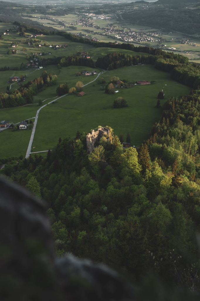 Die Ruine Wartenfels am Fuße des Schobers in den Salzkammergut-Bergen an der Grenze von Oberösterreich und Salzburg, Österreich.
