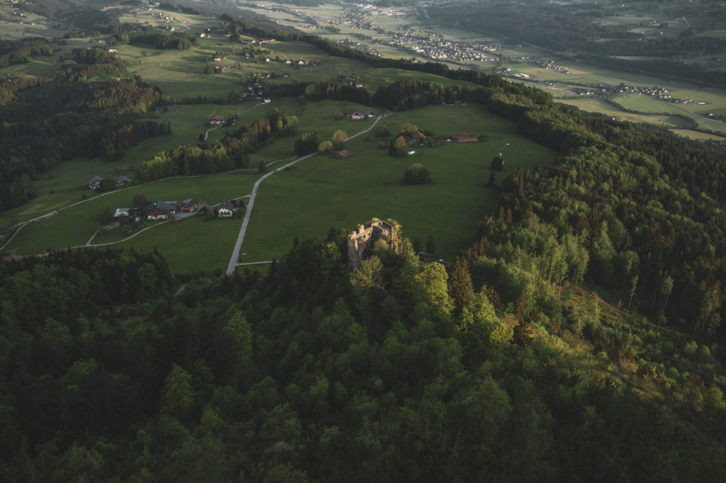 Die Ruine Wartenfels am Fuße des Schobers in den Salzkammergut-Bergen an der Grenze von Oberösterreich und Salzburg, Österreich.