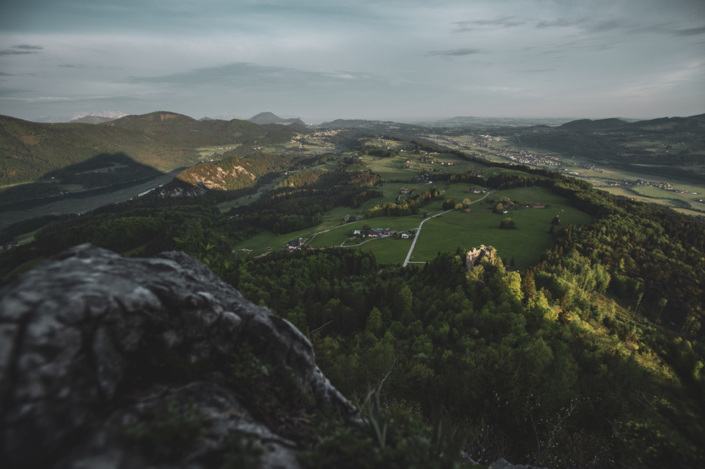 Die Ruine Wartenfels am Fuße des Schobers in den Salzkammergut-Bergen an der Grenze von Oberösterreich und Salzburg, Österreich.