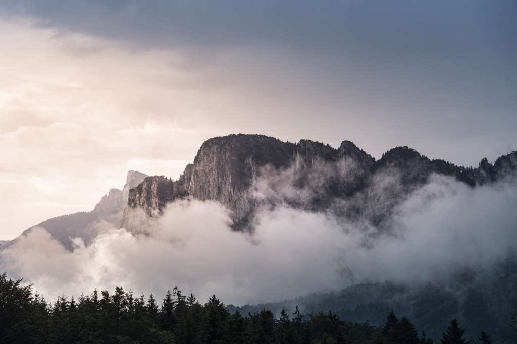 Die Drachenwand im morgendlichen Nebel an der Grenze zwischen Salzburg und Oberösterreich im Salzkammergut, Österreich.