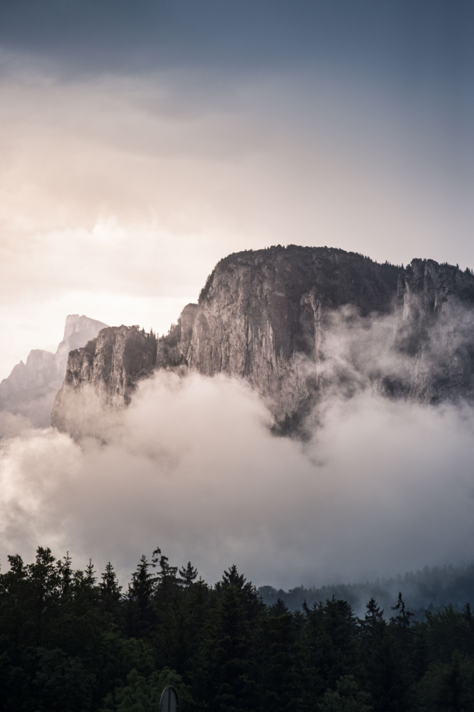 Die Drachenwand im morgendlichen Nebel an der Grenze zwischen Salzburg und Oberösterreich im Salzkammergut, Österreich.