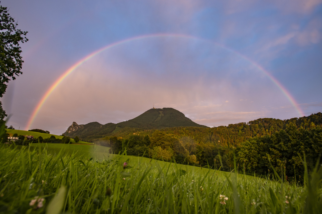 Regenbogen über dem Salzburger Gaisberg, Salzburg, Österreich.