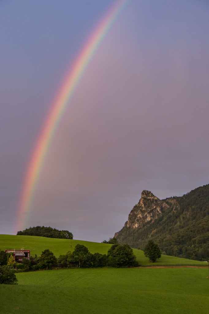 Regenbogen über dem Salzburger Nockstein, Salzburg, Österreich.