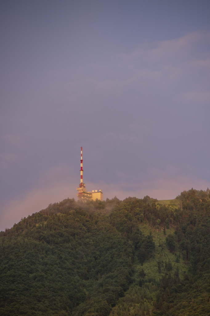Sender am Salzburger Haus- und Stadtberg Gaisberg im Abendlicht, Salzburg, Österreich.