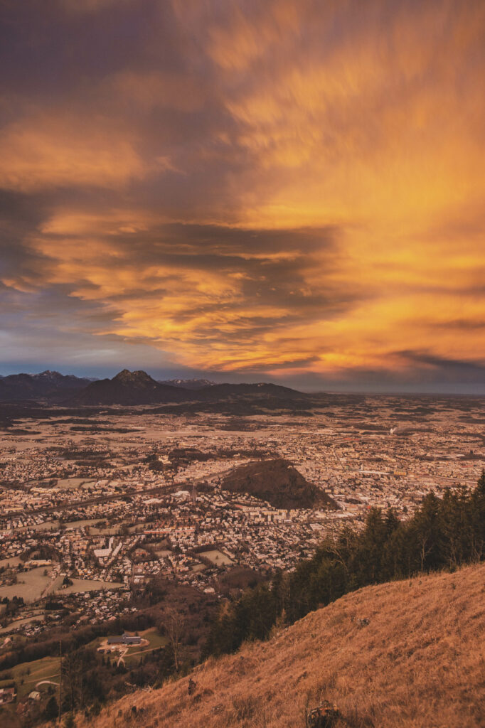 Sonnenaufgang und Blick auf die Stadt Salzburg vom Gaisberg, Salzburger Land, Österreich.