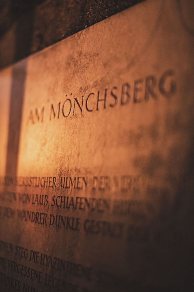 Wanderung mit Laterne über den Mönchsberg, Salzburg, Österreich.