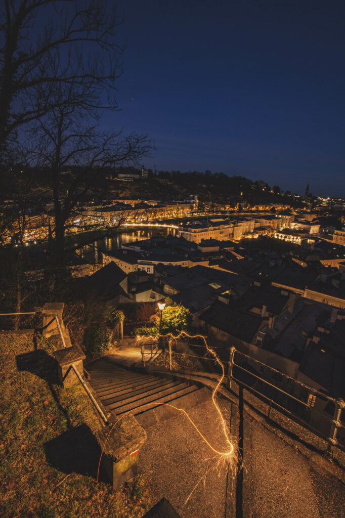 Spaziergang am Kapuzinerberg mit Blick auf Stadt Salzburg, Mönchsberg und Festung Hohensalzburg in der Adventszeit.