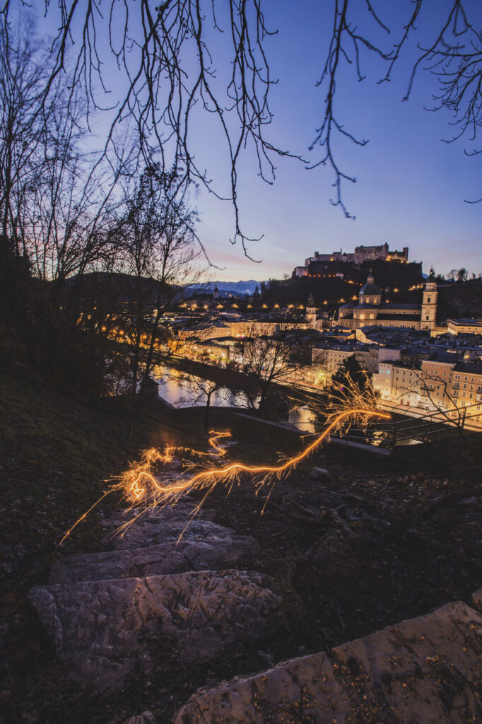 Spaziergang am Kapuzinerberg mit Blick auf Stadt Salzburg, Mönchsberg und Festung Hohensalzburg in der Adventszeit.