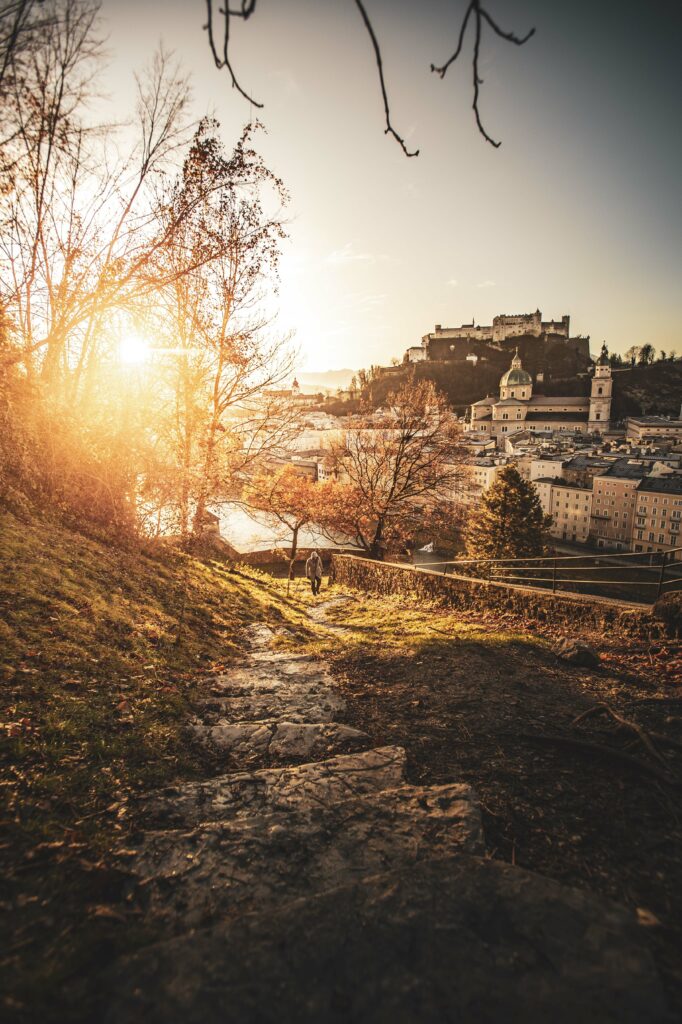 Spaziergang am Kapuzinerberg mit Blick auf Stadt Salzburg, Mönchsberg und Festung Hohensalzburg in der Adventszeit.