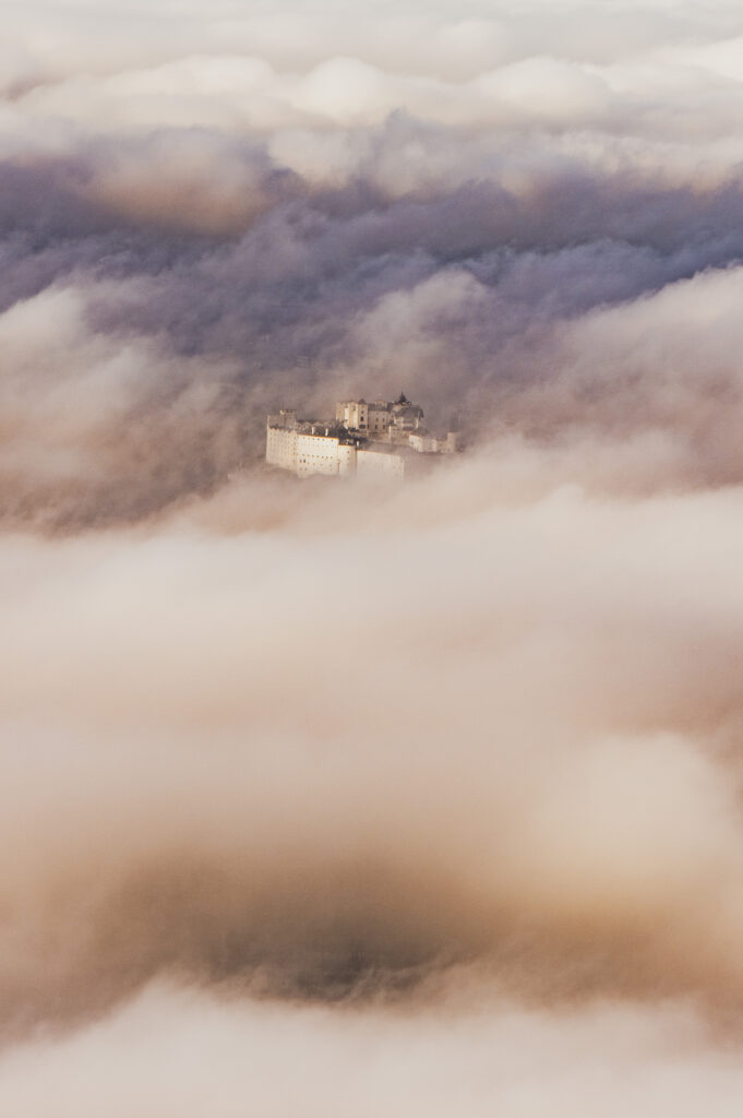 Nebelstimmung über der Stadt Salzburg und der Festung Hohensalzburg, Gaisberg, Salzburger Land, Österreich.