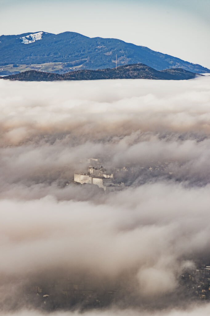 Nebelstimmung über der Stadt Salzburg und der Festung Hohensalzburg, Gaisberg, Salzburger Land, Österreich.